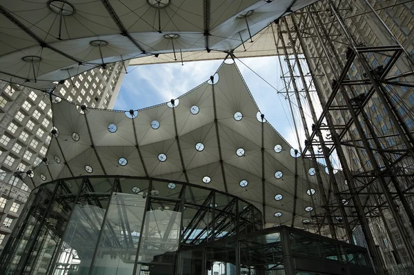 La Grande Arche. La Defense, centro comercial e de negócios de Paris, França — Fotografia de Stock