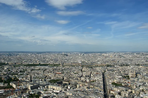 Στον ορίζοντα της πόλης κατά τη διάρκεια της ημέρας. Παρίσι, Γαλλία — Φωτογραφία Αρχείου