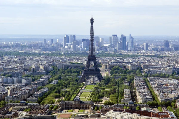 Στον ορίζοντα της πόλης κατά τη διάρκεια της ημέρας. Παρίσι, Γαλλία — Φωτογραφία Αρχείου