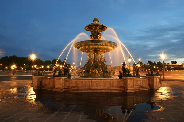 Fuente en la Plaza de la Concordia de París de noche — Foto de Stock