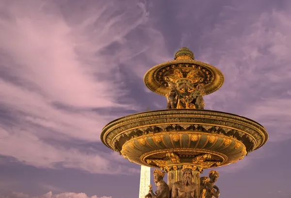 Brunnen am Place de la concorde in Paris bei Nacht — Stockfoto