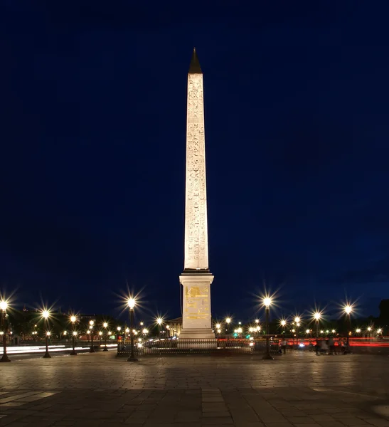 Place de la Concorde e Obelisco di Luxor di notte, Parigi — Foto Stock