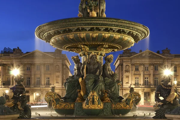 在协和广场巴黎夜景喷泉 — 图库照片