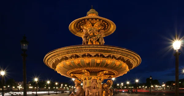 Fontána na place de la concorde v Paříži v noci — Stock fotografie