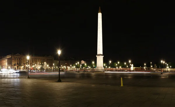 Площадь Согласия и Обелиск Луксора ночью (панорама), Париж — стоковое фото