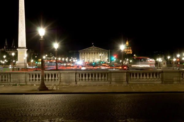 协和广场和在晚上，巴黎的卢克索方尖碑 — 图库照片