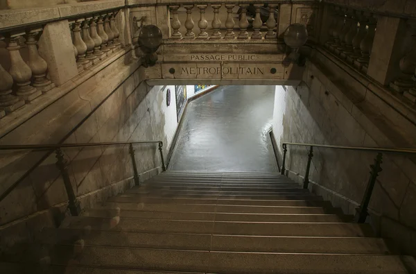 Paris metro, gece görüş için giriş — Stok fotoğraf