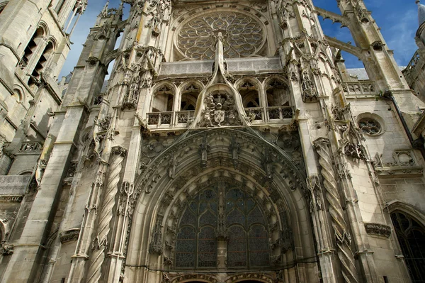 大教堂 (notre dame) 的法国桑利斯，瓦兹，皮卡迪 — 图库照片