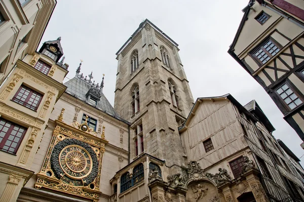 Klok in de rue du gros-horloge, rouen, Frankrijk — Stockfoto