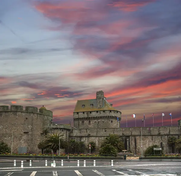 Saint-Malo-- est une ville portuaire fortifiée en Bretagne dans le nord-ouest de la France — Photo