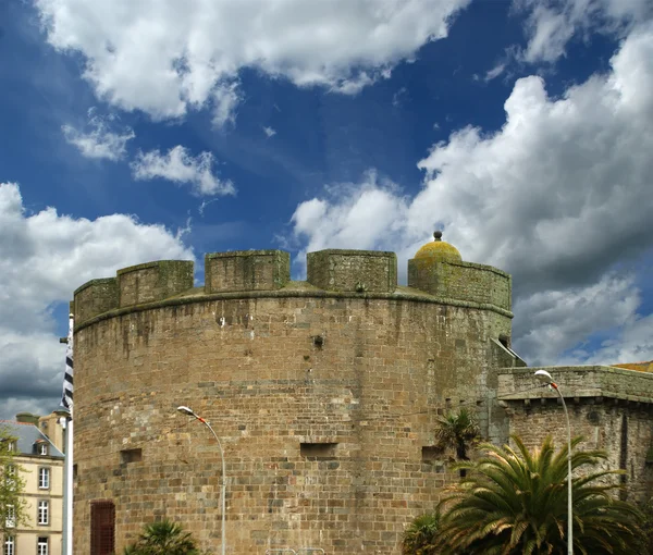성자 malo-는 프랑스 북서부의 브르타뉴에서 벽으로 둘러싸인된 항구 도시 — 스톡 사진