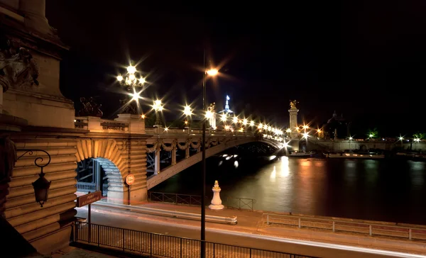 밤에 사용되던 알렉산더 3 세 다리 - 프랑스 파리 — 스톡 사진