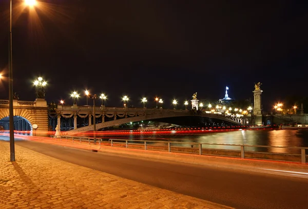 Geceleri Alexander Köprüsü - Paris, Fransa — Stok fotoğraf