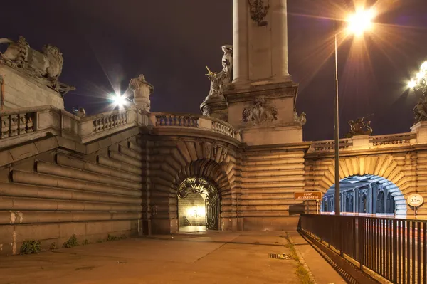 Η γέφυρα του Αλεξάνδρου ΙΙΙ τη νύχτα - Παρίσι, Γαλλία — Φωτογραφία Αρχείου