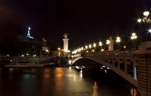 Puente Alejandro III por la noche - París, Francia — Foto de Stock