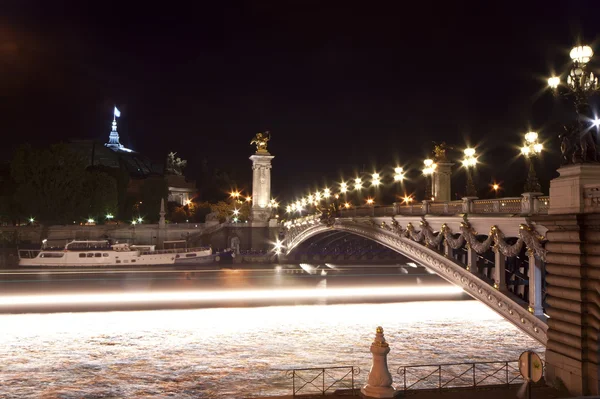 Geceleri Alexander Köprüsü - Paris, Fransa — Stok fotoğraf