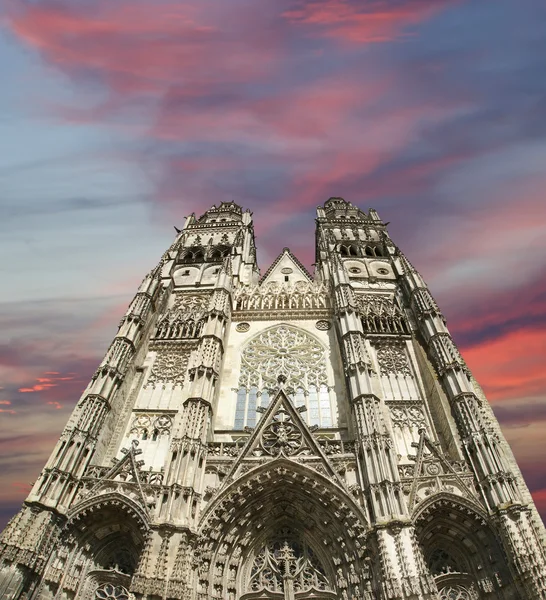 Gotiska katedralen saint gatien (byggd mellan 1170 och 1547), tours, Frankrike — Stockfoto