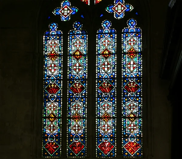 Finestra di vetro colorato. Cattedrale gotica di Saint Gatien (costruita tra il 1170 e il 1547), Tours, Francia — Foto Stock