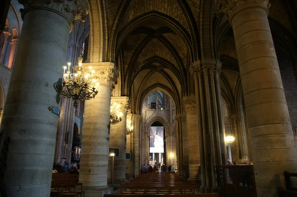 O interior da Notre Dame de Paris, França — Fotografia de Stock