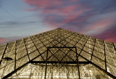 Louvre, piramit (gece tarafından) Fransa