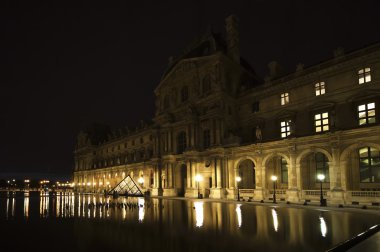 louvre Sarayı (gece tarafından) Fransa