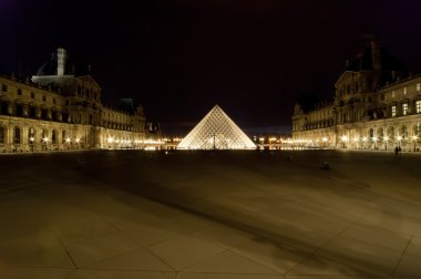 louvre Sarayı ve piramit (gece) tarafından Fransa