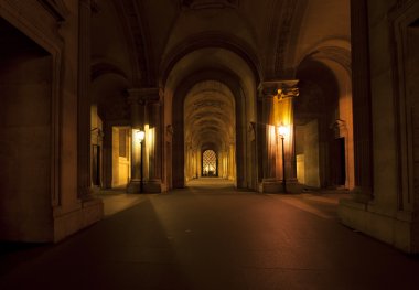 louvre Sarayı (gece tarafından) Fransa