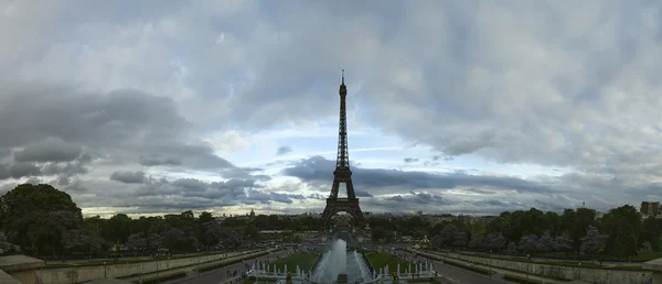 Eiffeltoren in Parijs, Frankrijk (panoramisch uitzicht) — Stockfoto