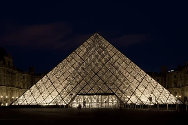 罗浮宫、 金字塔 （通过夜)、 法国 — 图库照片