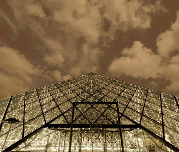 Louvre, Piramide (di notte), Francia — Foto Stock