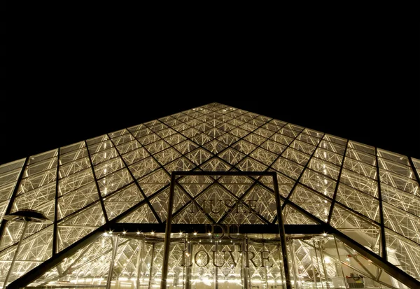 Louvre, Pyramid (à noite), França — Fotografia de Stock