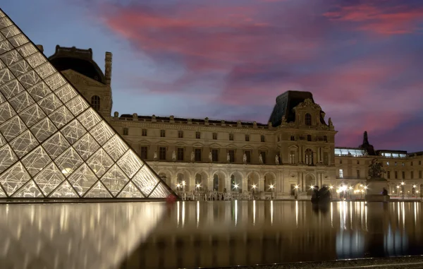 罗浮宫和金字塔 （通过夜间）、 法国 — 图库照片
