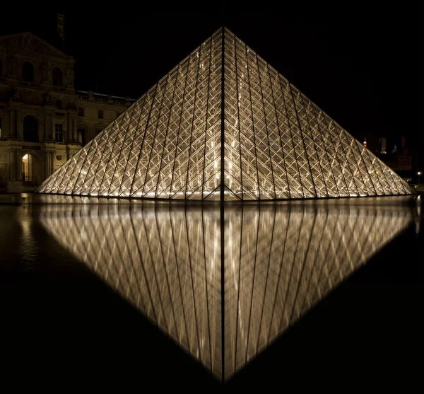 Luwr, Piramida (przez noc), Francja — Zdjęcie stockowe