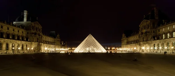 El Palacio del Louvre y la Pirámide (de noche), Francia — Foto de Stock
