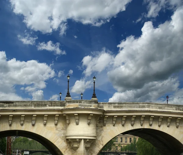 パリ, フランス.セーヌ川橋します。 — ストック写真