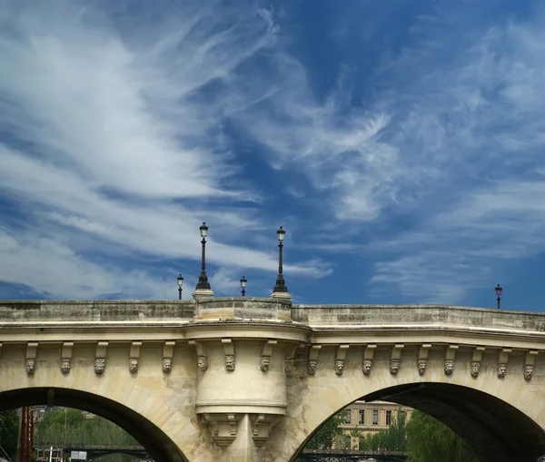 パリ, フランス.セーヌ川橋します。 — ストック写真