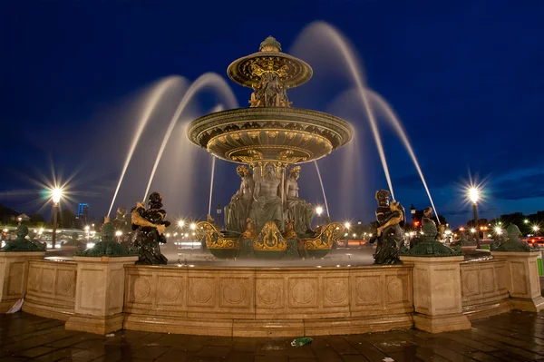 Fontein op de place de la concorde in Parijs bij nacht — Stockfoto