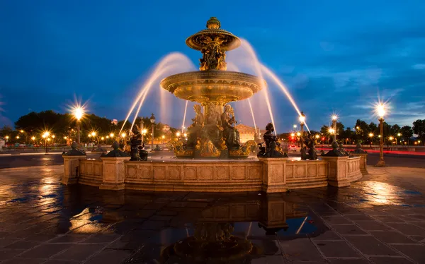 Fontaine de nuit à la Place de la Concorde à Paris — Photo