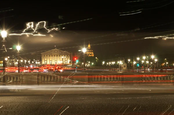 Larga exposición al disparo de las famosas luces parisinas después de medianoche — Foto de Stock