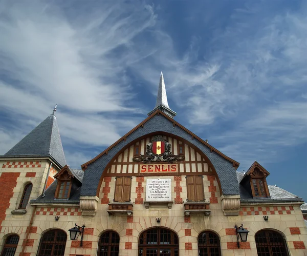 Stacji, w budynku w stylu gotyckim. Francja, senlis — Zdjęcie stockowe