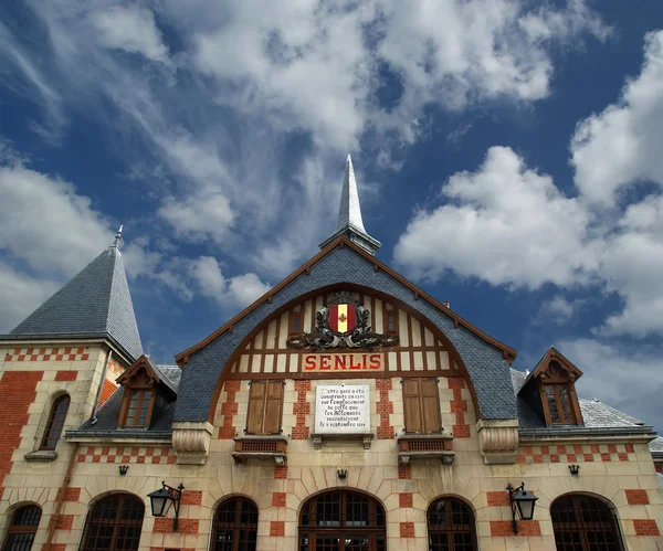 Stacji, w budynku w stylu gotyckim. Francja, senlis — Zdjęcie stockowe