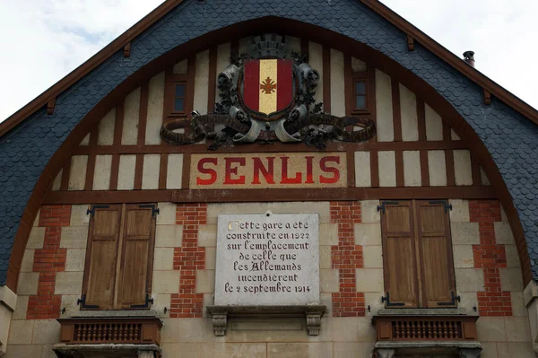 Az állomás, a gótikus stílusú épületben. Franciaország, Senlis — Stock Fotó