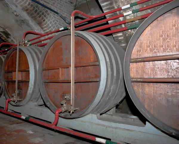 Старый погреб традиционного производителя вина во Франции — стоковое фото