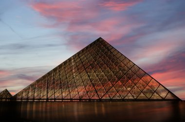 Louvre, 1989 yılında (gece) tamamlandı, Piramit, Fransa