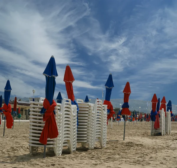 Umbrele colorate pe plaja Deauville, Normandia, Franța — Fotografie, imagine de stoc