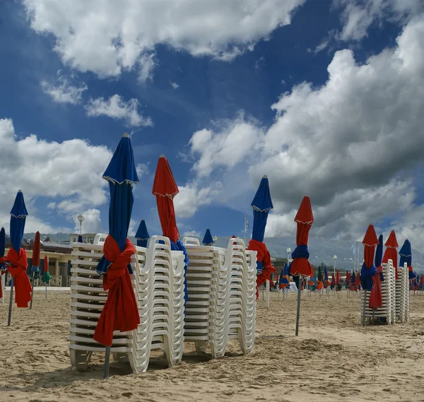 Színes napernyők a strandon Deauville, Normandia, Franciaország — Stock Fotó