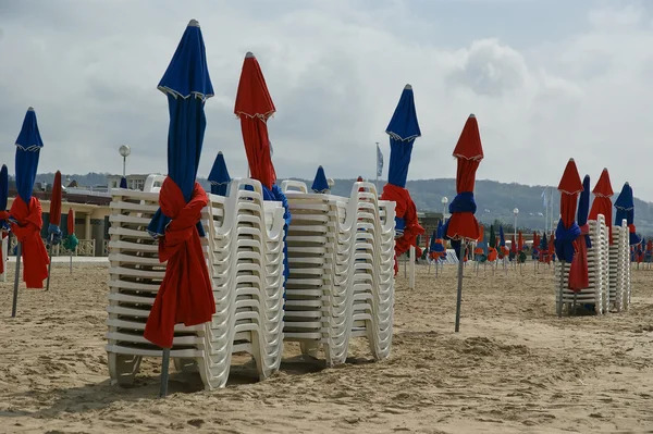 Parasols coloridos em Deauville Beach, Normandia, França — Fotografia de Stock