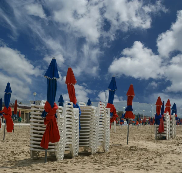 Bunte Sonnenschirme am Strand von Deauville, Normandie, Frankreich — Stockfoto