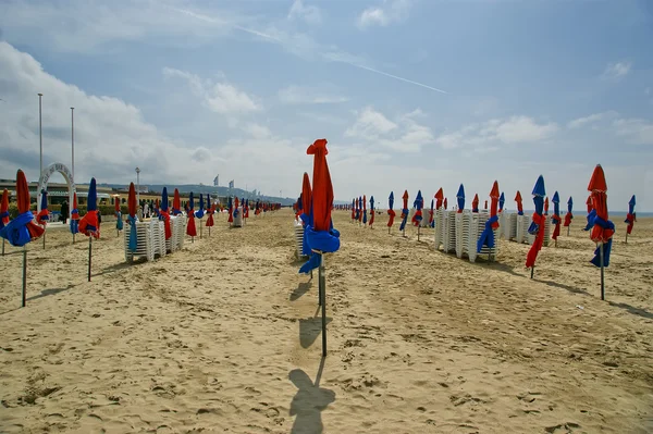 Színes napernyők a strandon Deauville, Normandia, Franciaország — Stock Fotó