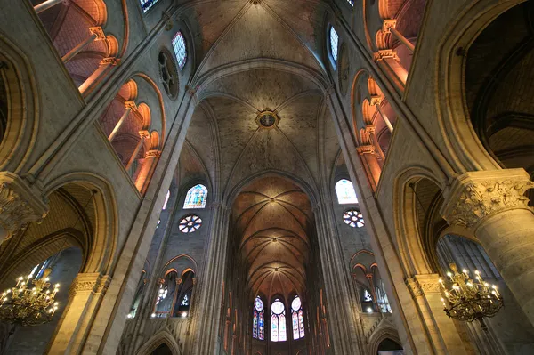 El interior de Notre Dame de Paris, Francia — Foto de Stock